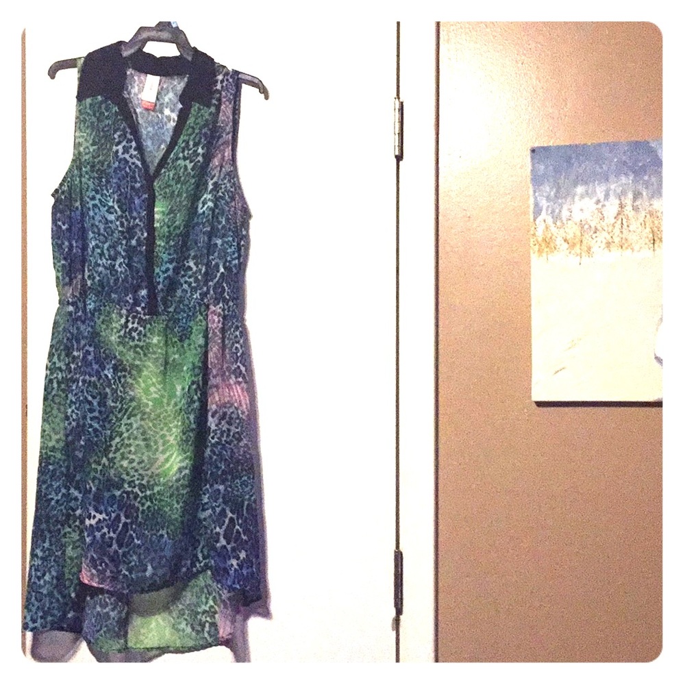 Cover bright printed shirt with black collar